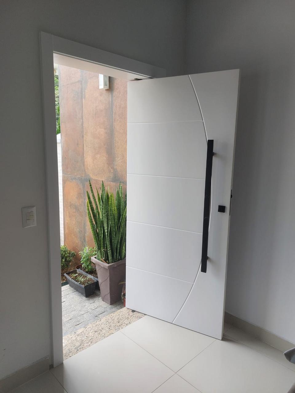 Porta Pivotante Branca com Friso